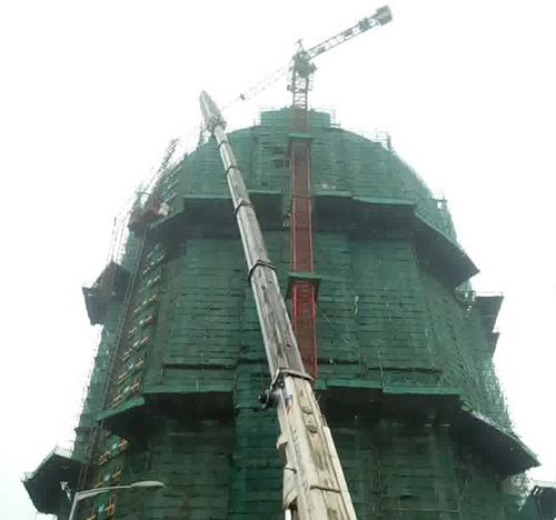 尖山吊车在工地上作业